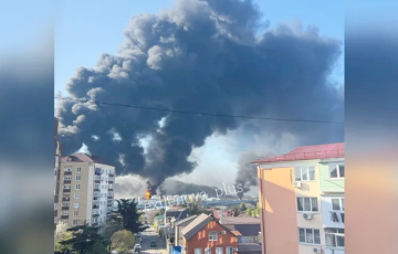 Атака была видна из космоса: в московитском Туапсе продолжает пылать порт и НПЗ