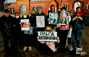 Минчане пришли к Красному костелу поддержать Ольгу Хижинкову