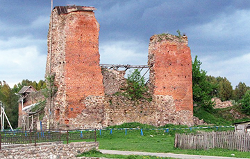 Белорусы собрали деньги на камни для Кревского замка за один день