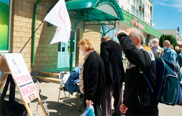 В Сморгони собирают подписи за Тихановскую
