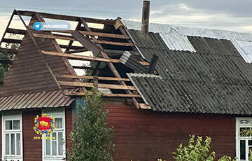 Ураганный ветер сорвал крыши домов в Новогрудском районе
