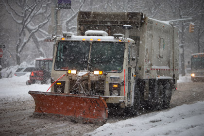 В Нью-Йорке снегоуборочная машина задавила беременную женщину