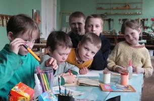 В Беларуси живут без родителей 13 тысяч детей