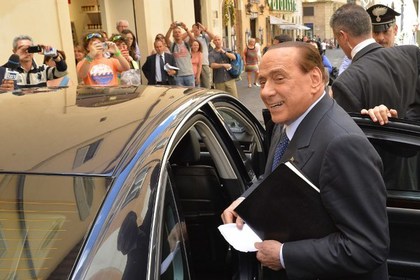 Берлускони отказался уходить из политики