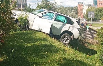 В Минске автомобиль снес шлагбаум, врезался в другое авто и повис на холме