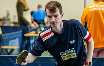 Теннисист с 30 титулами выступал в футболке с бело-красно-белой и украинской нашивками