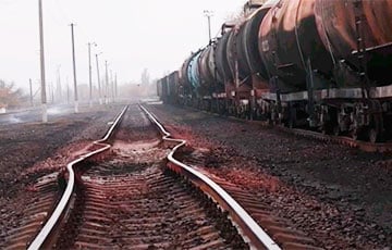 «Знатно полыхало, работают ВСУ»: кадры после взрыва московитского поезда с топливом в Шахтерске
