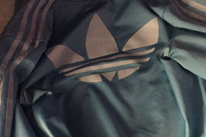 Спустя год после мема с цветом платья в сети поспорили о цвете куртки Adidas
