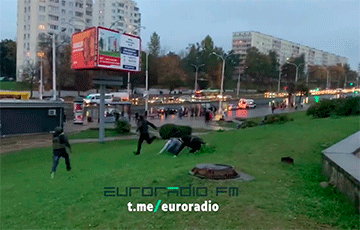 Фантастическое видео: в Минске каратели падают, как кегли