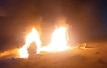 Украинские партизаны сожгли российский БТР с помощью коктейля Молотова