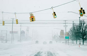В США и Канаду мощный зимний шторм принес невиданные морозы