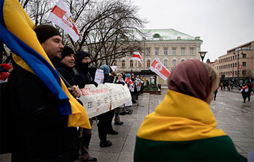 В Вильнюсе прошел митинг, посвященный Полине Шарендо-Панасюк, Николаю Статкевичу и Сергею Тихановскому