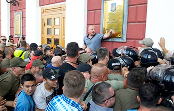 В Одессе протестующие штурмовали мэрию
