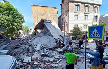 В Стамбуле обрушилось многоэтажное здание