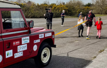 Британский ветеран протащил Land Rover на дистанцию 100 километров