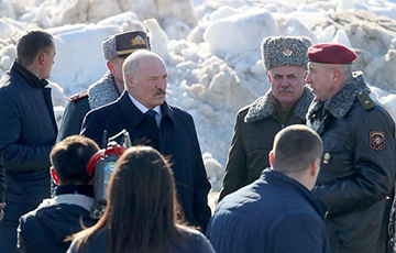 Фотофакт: Лукашенко накормили специальным «сухпайком»