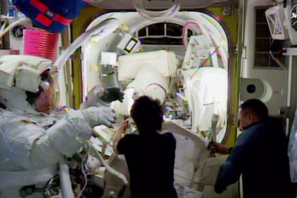Астронавты 42/43-й экспедиции МКС последний раз вышли в космос