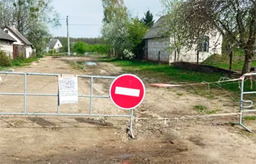 Житель Каменца придумал оригинальный способ, чтобы «ускорить» ремонт дороги