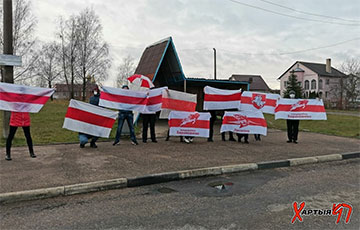 Жители Гродно вышли на прогулку с национальными флагами