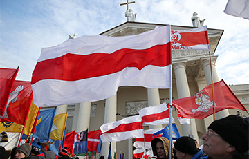 В Польше день перезахоронения Калиновского отметили иллюминацией на президентском дворце