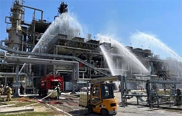 Один из ключевых московитских НПЗ горит уже более суток