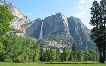Один из самых необычных водопадов в мире стал золотым