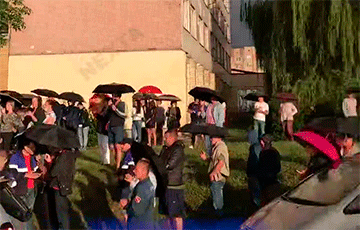 Жители Гродно пришли к зданию РОВД поддержать работников «Гродно-Азот»