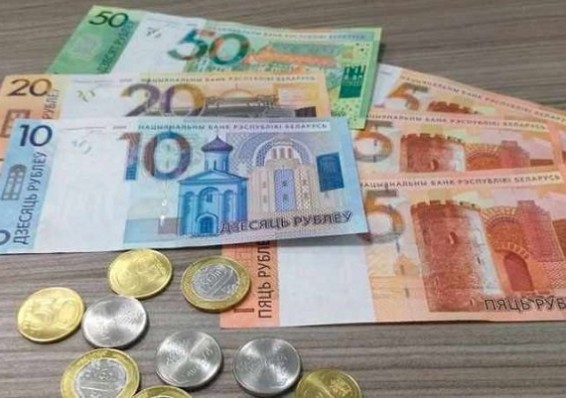 Доллар и евро подешевели в Беларуси и России. ЦБ впервые с 2014 года поднял ключевую ставку