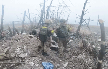 Украинские бойцы пошли на штурм московитских позиций и взяли пленных под Бахмутом