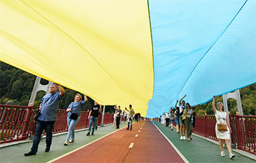 В Киеве над Днепром развернули 430-метровый флаг