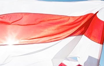 Минские партизаны вывесили огромный национальный флаг