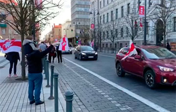 В центре Вильнюса прошел автопробег под бело-красно-белыми флагами