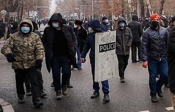 РИА «Новости»:Под Алматой идет упорный бой между восставшими и десантниками