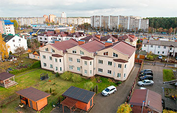 Огромный трехэтажный таунхаус в Минске выставили на торги.