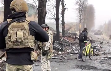 Украинские военные показали горы сожженной техники РФ в освобожденной Буче