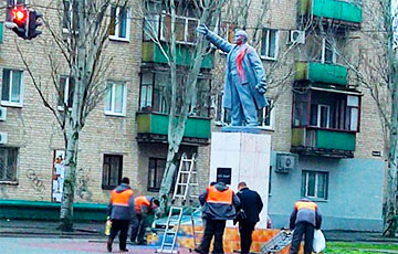 В оккупированном Мелитополе облили красной краской памятник Ленину