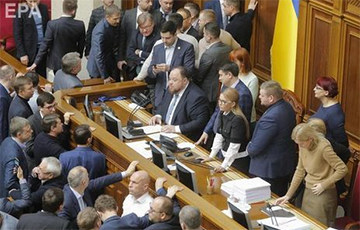 Тимошенко около восьми часов с перерывами стояла у кресла Разумкова