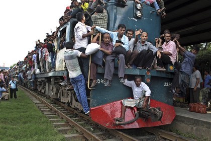В Бангладеш поезд протаранил свадебный автобус