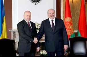 Лукашенко рассказал Турчинову о поясе добрососедства на 100 км вглубь Украины