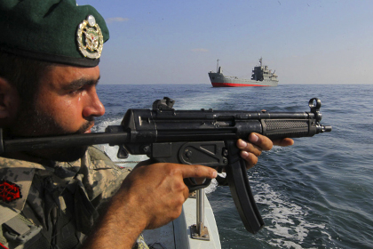 Иранские корабли в Ормузском проливе перехватили судно ВМС США
