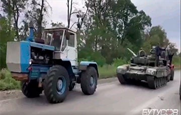 Украинские трактористы вывозят захваченный вблизи Изюма московитский танк Т-72Б3