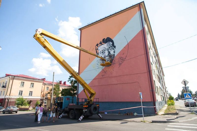 На здании в Рогачеве нарисовали огромный портрет Короткевича