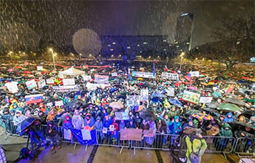 Тысячи словаков вышли на протесты против Фицо