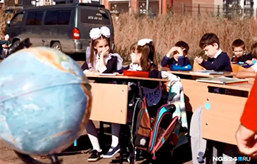 В России провели урок для детей на пустыре, где должны были построить школу