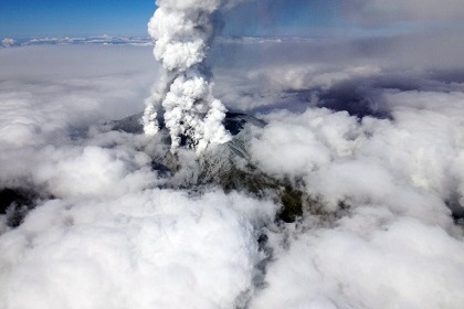 В результате извержения вулкана в Японии погиб человек
