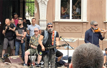 Борис Гребенщиков дал бесплатный уличный концерт в Херсоне