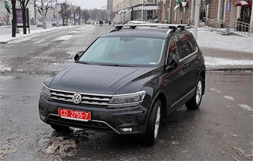 Фотофакт: В Минске авто с дипномерами бросили прямо на пешеходном переходе