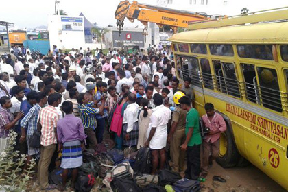 Автобус с 50 школьниками перевернулся в Индии