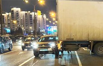 В Минске водитель фуры не учел габариты при развороте и снес легковушку