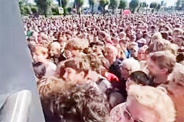 Огромная очередь в бобруйский ТЦ шокировала беларусов
